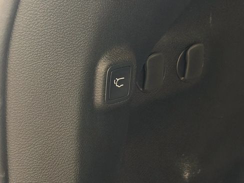 Used 2019 Jeep Cherokee Latitude Plus w/ Comfort/Convenience Group AWD/4WD image 19
