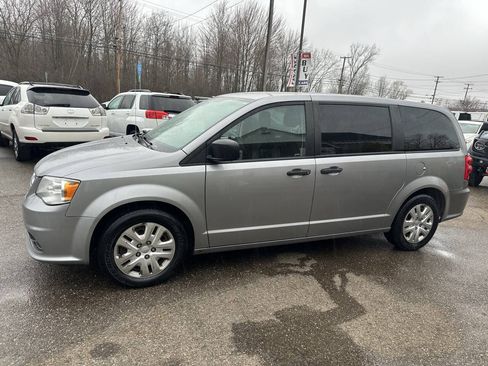 Used 2019 Dodge Grand Caravan SE FWD image 3