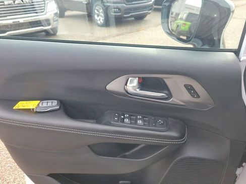 New 2026 Chrysler Pacifica Select image 14
