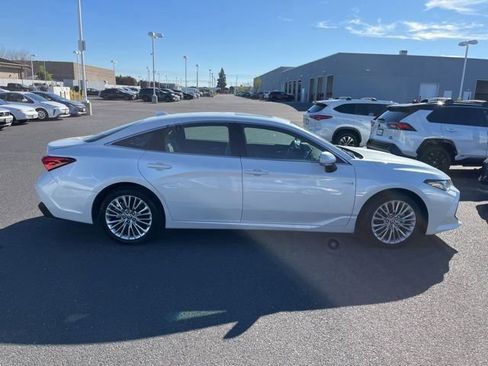 Used 2021 Toyota Avalon Limited image 4