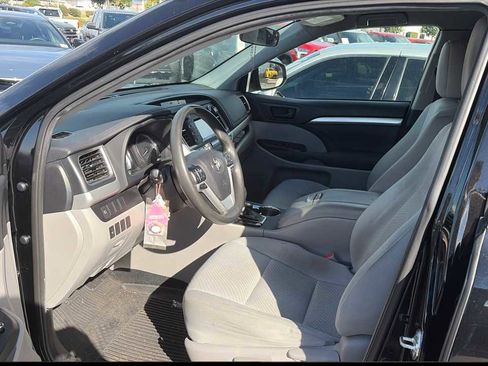 Used 2019 Toyota Highlander LE image 3