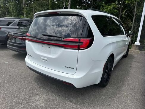 Used 2025 Chrysler Pacifica Limited FWD image 11