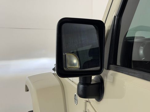 Used 2017 Jeep Wrangler Unlimited Sahara w/ Connectivity Group AWD/4WD image 22