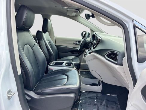 Used 2023 Chrysler Pacifica Touring-L FWD image 28