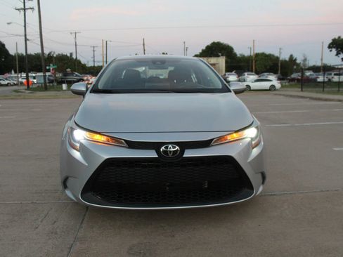 Used 2020 Toyota Corolla LE FWD image 3