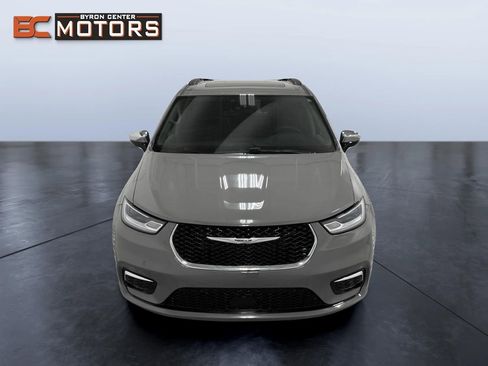 Used 2023 Chrysler Pacifica Limited FWD image 8