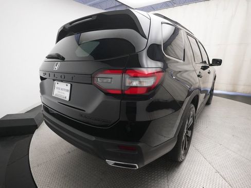 Certified 2025 Honda Pilot Black Edition image 13