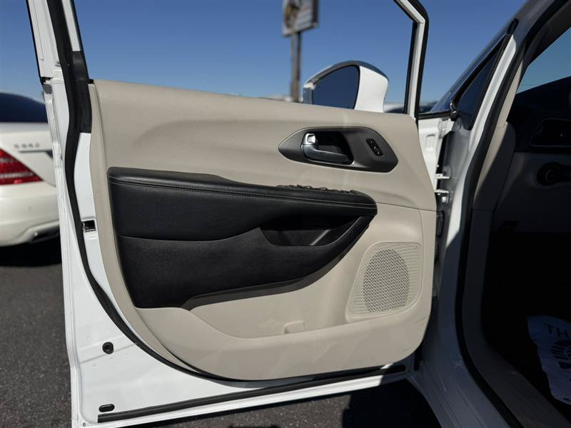 Used 2021 Chrysler Pacifica Touring-L w/ Premium & Safety Sphere Group FWD image 10