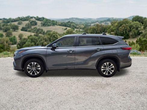 Used 2023 Toyota Highlander XLE AWD/4WD image 5