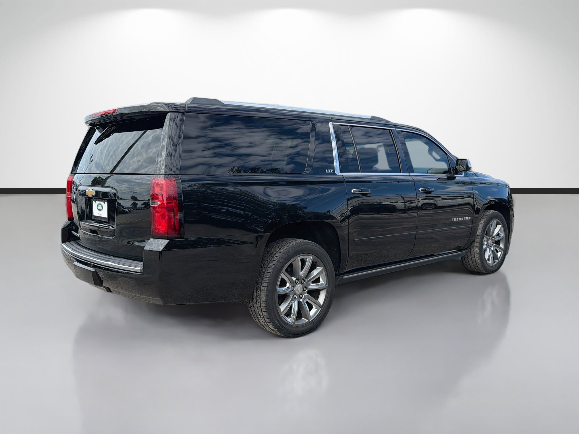 Used 2015 Chevrolet Suburban LTZ RWD image 5