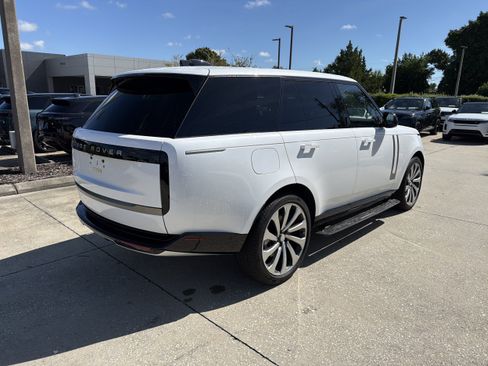 Used 2025 Land Rover Range Rover SE AWD/4WD image 3