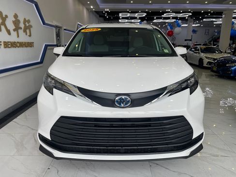 Used 2025 Toyota Sienna LE FWD image 2