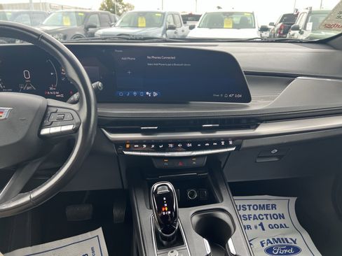 Used 2024 Cadillac XT4 Premium Luxury image 10