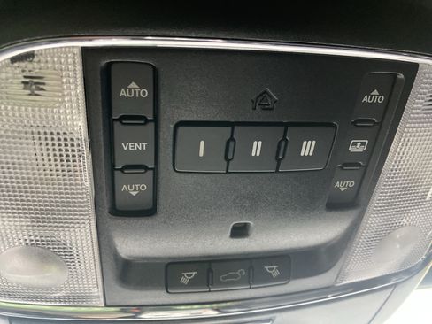 Used 2019 Jeep Grand Cherokee Overland AWD/4WD image 26
