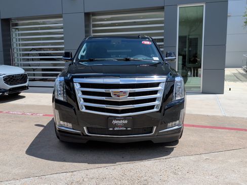 Used 2019 Cadillac Escalade Luxury RWD image 3