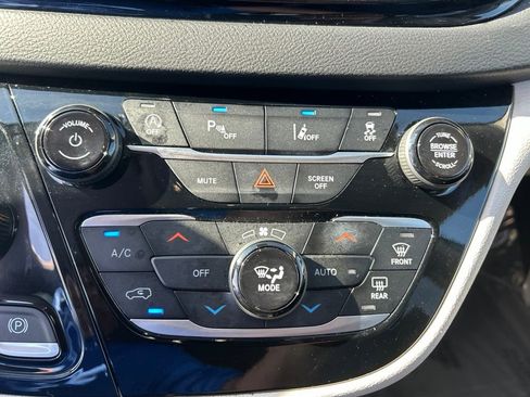 Used 2024 Chrysler Pacifica Touring-L FWD image 40