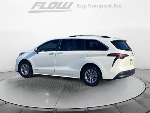 Used 2021 Toyota Sienna XLE image 6