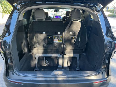 Used 2025 Toyota Sienna XLE image 34
