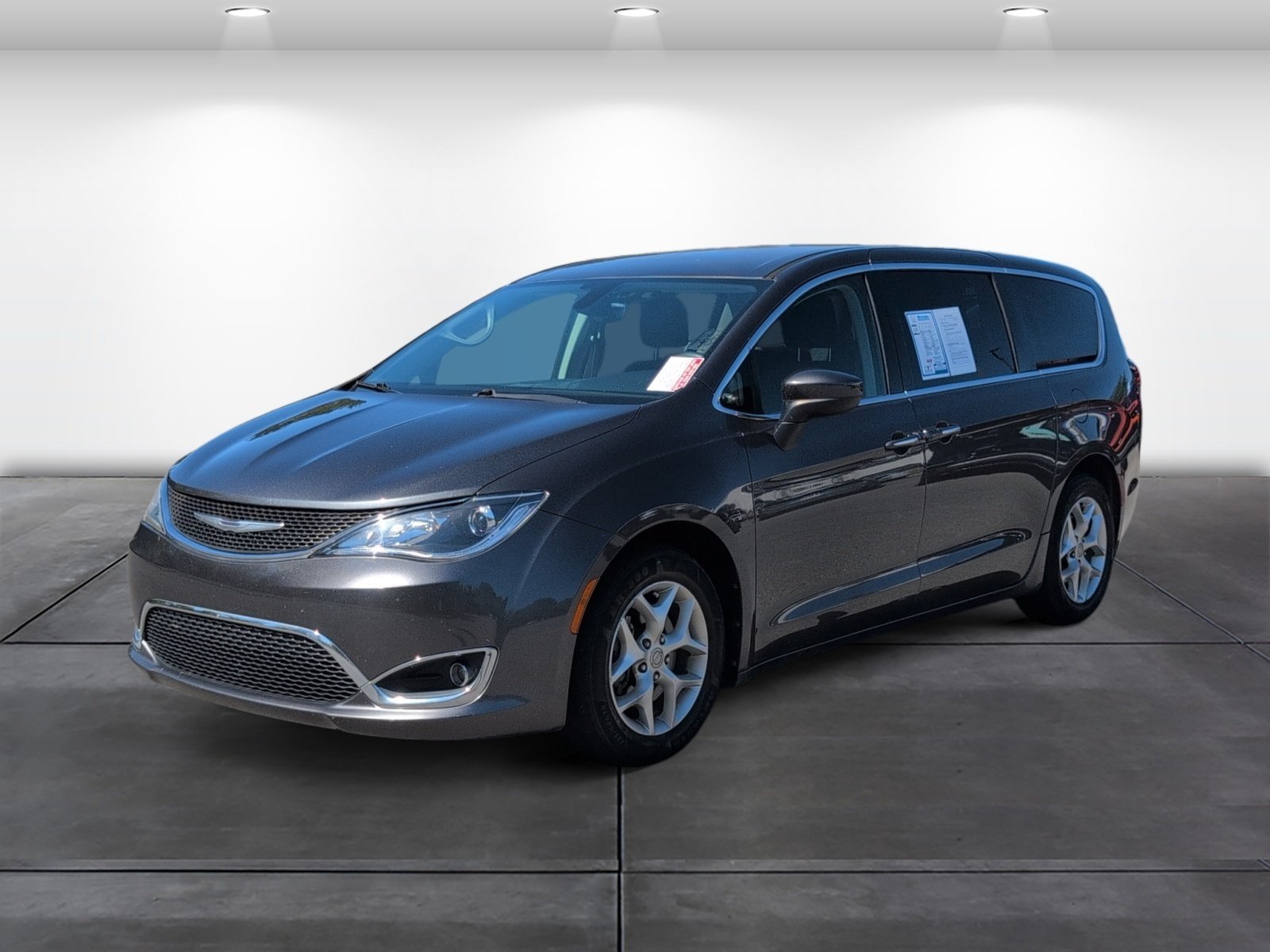 Used 2017 Chrysler Pacifica Touring Plus w/ Tire & Wheel Group FWD image 4