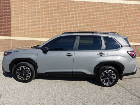 Used 2025 Subaru Forester Premium AWD/4WD image 5