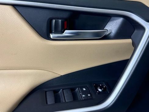 Used 2019 Toyota RAV4 XLE w/ Convenience Package FWD image 15