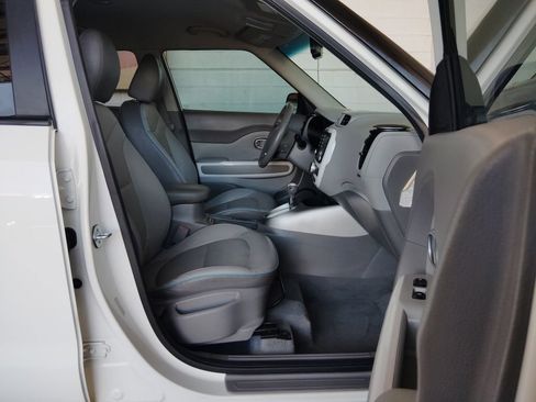 Used 2017 Kia Soul EV + FWD image 11