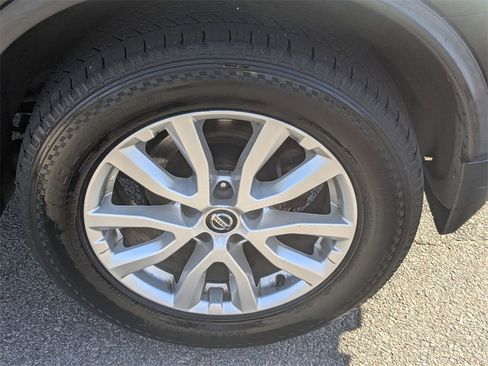 Used 2019 Nissan Rogue SV image 10