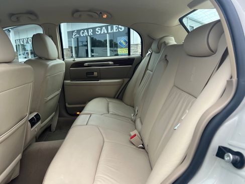 Used 2007 Lincoln Town Car Designer Series RWD image 9