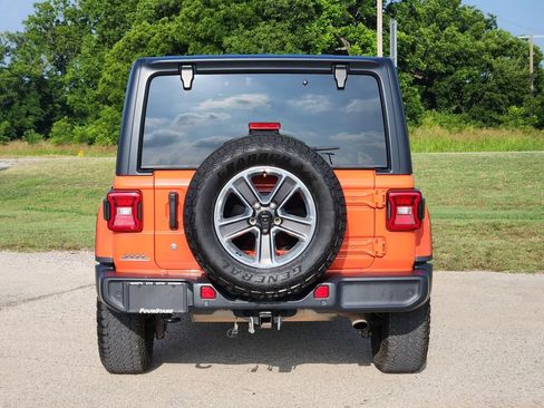 Used 2019 Jeep Wrangler Unlimited Sahara w/ Dual Top Group AWD/4WD image 6