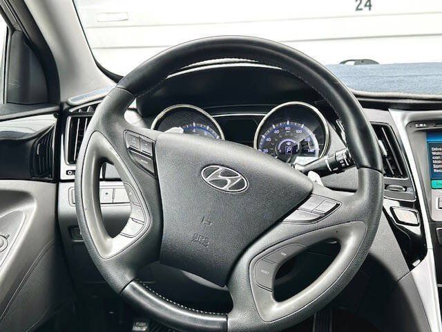 Used 2013 Hyundai Sonata Limited w/ Premium Pkg FWD image 14