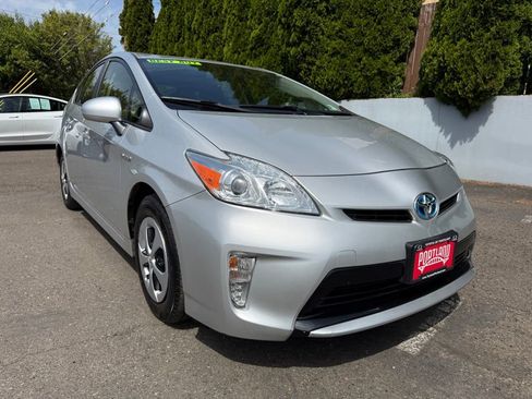 Used 2015 Toyota Prius Two FWD image 2