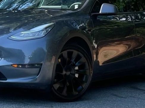 Used 2022 Tesla Model Y Long Range AWD/4WD image 2