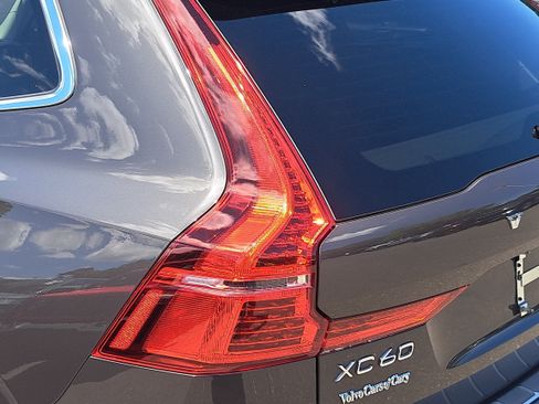Used 2023 Volvo XC60 B5 Ultimate w/ Climate Package FWD image 34