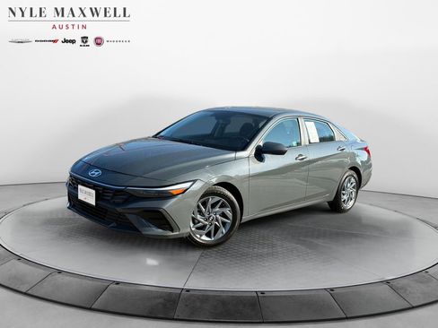Used 2024 Hyundai Elantra SEL image 1