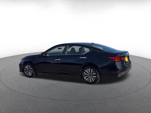 Used 2025 Nissan Altima 2.5 SV image 10