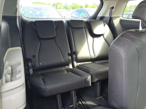 Used 2024 Kia Carnival LX FWD image 16