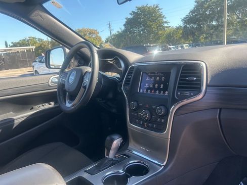 Used 2021 Jeep Grand Cherokee Laredo image 24