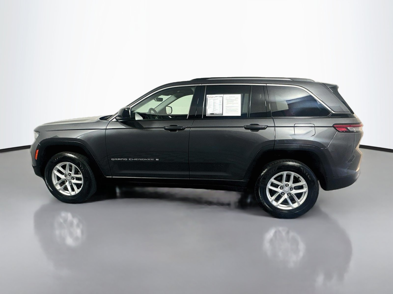 Used 2023 Jeep Grand Cherokee Laredo AWD/4WD image 4