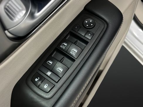 Used 2024 Chrysler Pacifica Touring-L FWD image 21
