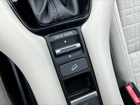 Used 2025 Honda HR-V LX image 15