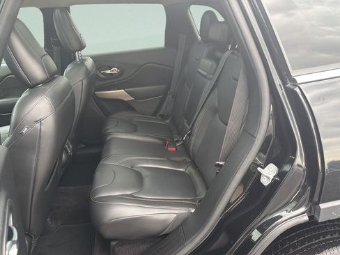 Used 2018 Jeep Cherokee Limited AWD/4WD image 7