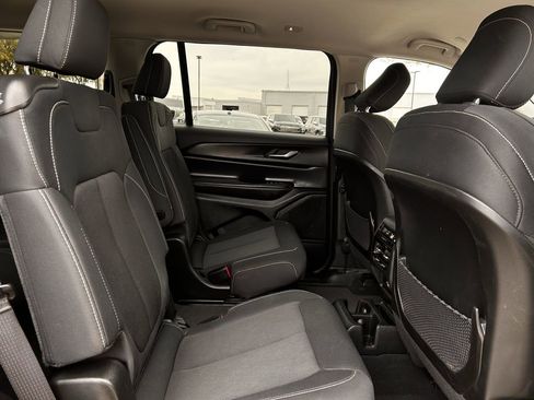 Used 2023 Jeep Grand Cherokee L Laredo image 31