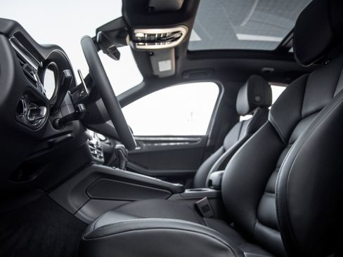 Certified 2026 Porsche Macan AWD/4WD image 24