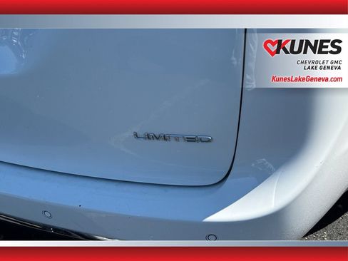 Used 2018 Chrysler Pacifica Limited w/ Advanced Safetytec Group FWD image 42