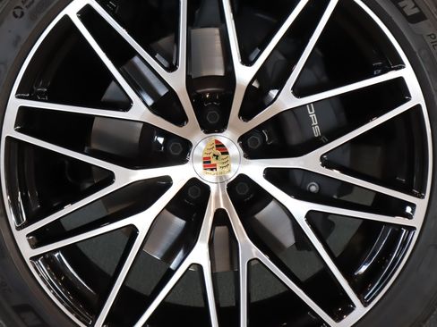 Certified 2025 Porsche Macan image 23