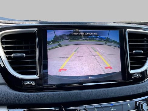 Used 2022 Chrysler Pacifica Touring-L FWD image 26