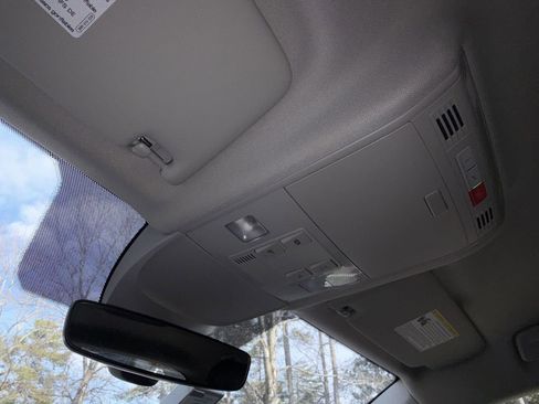 Used 2024 Volkswagen Taos SE image 25