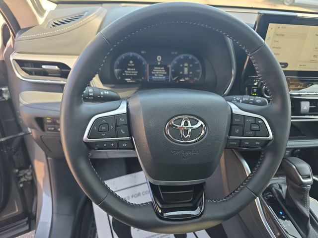 Used 2025 Toyota Highlander Platinum AWD/4WD image 14