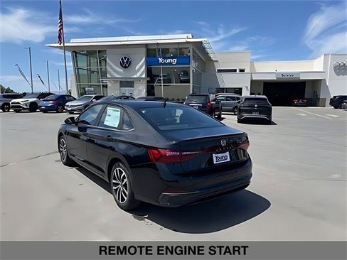 Used 2025 Volkswagen Jetta SE w/ Sunroof Package image 7