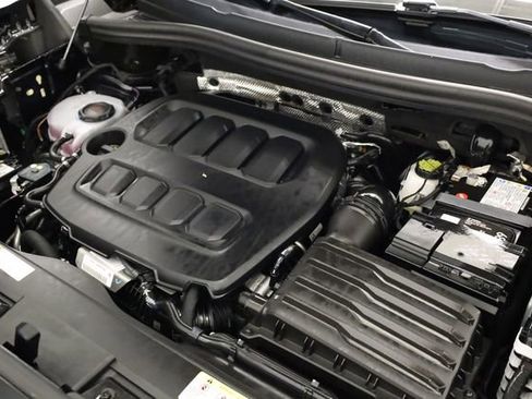 Used 2025 Volkswagen Tiguan SE FWD image 11